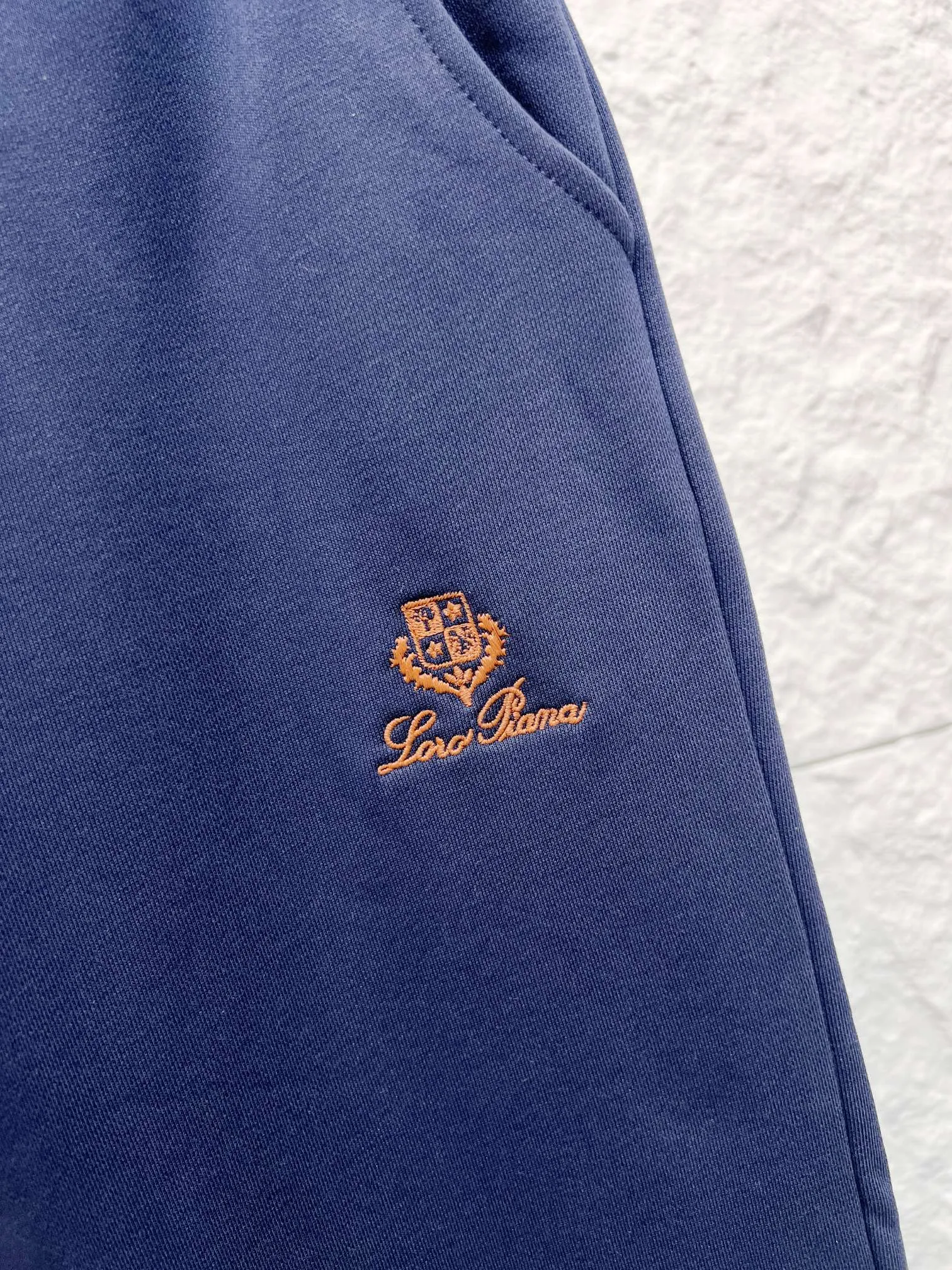 LP (Loro Piana Nuoyoupianya) (long-term large-scale In Stock will not be removed from the shelves) these sweatpants are made of high-count double-strand Xinjiang long-staple cotton blended terry sweater fabric. They are pre-shrunk and washed, not easy to deform, and have a strong drape feeling. They are the classic knitted base fabric of LP casual pants. Factory process name: Double-layered widened elastic waist with drawstring + built-in non-slip webbing waist technology Waistband: double-layered ribbed widened waist, built-in elastic + cotton drawstring, metal beer nozzle at the end of the drawstring, the industry collectively refers to the metal head drawstring waist technology Side seam pockets: diagonal insert type Loose casual wide-leg trousers for men and women Same Style Color: Black Linen Gray Navy Blue Sizes: S-3XL Maximum catties (worry-free after-sales)